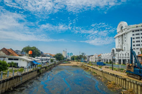 JAKARTA, INDONESIA: Encantador canal de agua que pasa a través de Yakarta visto desde el puente, edificios de residencia junto. hermoso cielo azul — Foto de Stock