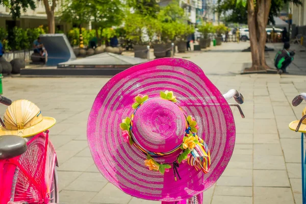 JAKARTA, INDONESIA: Sombrero rosa colocado en bicicleta estacionado frente al museo de historia de Yakarta en un hermoso día soleado — Foto de Stock