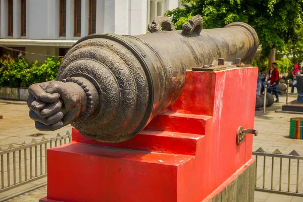 JAKARTA, INDONESIA - 3 DE MARZO DE 2017: Gran canon antiguo como se ve colocado fuera del museo de historia de Yakarta, gran barril de metal sentado sobre cimientos de cemento rojo —  Fotos de Stock