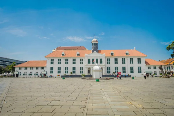 ジャカルタ, インドネシア - 2017 年 3 月 3 日: 建物の美しい晴れた日にプラザ全体から見たジャカルタ歴史博物館 — ストック写真