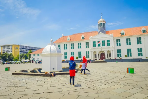 JAKARTA, INDONESIA - 3 DE MARZO DE 2017: Edificio del museo de historia de Yakarta visto desde la plaza en un hermoso día soleado — Foto de Stock