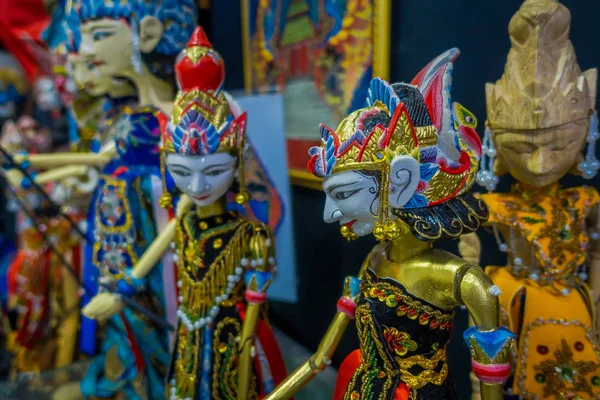 JAKARTA, INDONESIE : Sculptures artisanales indonésiennes traditionnelles, dessins colorés et dramatiques, populaires parmi les touristes — Photo