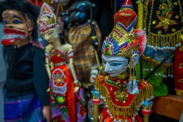 JAKARTA, INDONESIA: Sculture tradizionali indonesiane fatte a mano, disegni colorati e drammatici, popolari tra i turisti — Foto Stock