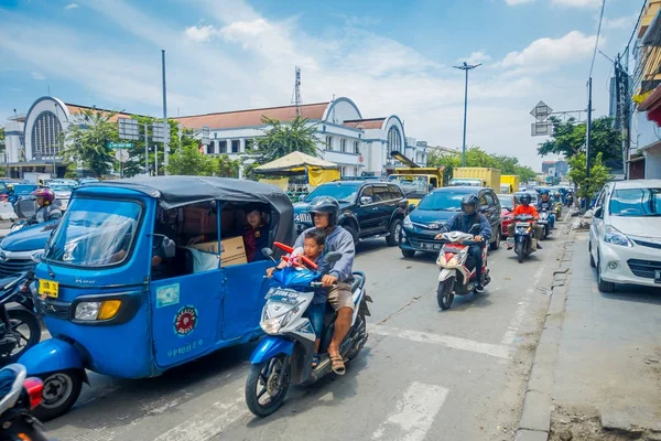 Jakarta, Indonézia - 2017. március 3.: forgalom város egy utcáján, buszok és szkuterek (robogók), a gyönyörű napsütéses nap elhaladó, — Stock Fotó