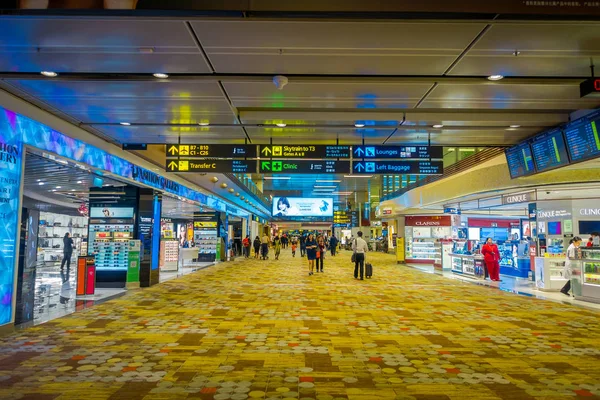 AEROPUERTO DE SINGAPUR - 7 DE MARZO DE 2017: Caminando alrededor de la zona de traslado de llegada en el aeropuerto de Singapur, los viajeros dispersos — Foto de Stock