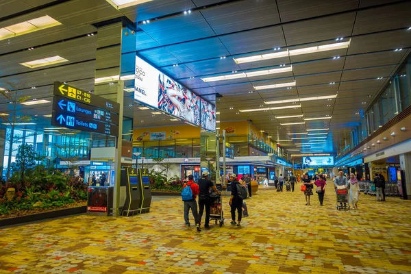 Letiště Singapur - 7 března 2017: chůze po prostoru přesunu příjezdu na letiště Singapur, cestující po celém — Stock fotografie