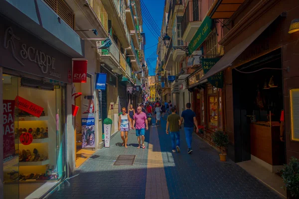 PALMA DE MALLORCA, ESPAÑA - 18 AGOSTO 2017: Personas no identificadas caminando y comprando en las calles del casco antiguo de Palma de Mallorca, España — Foto de Stock