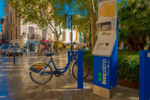 Palma De Mallorca, Spanyolország - augusztus 18 2017: Ingyenes nyilvános kerékpár-kölcsönzési parkolt egy rack, Palma de Mallorca, Baleári-szigetek, Spanyolország — Stock Fotó