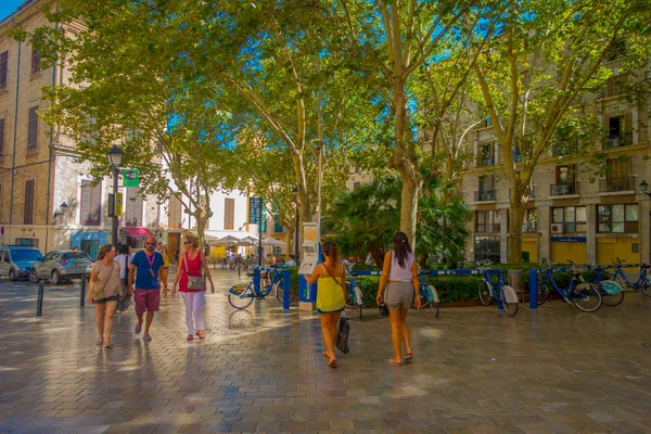 Palma De Mallorca, Spanyolország - augusztus 18 2017: Azonosítatlan emberek séta a Boulevard született, Palma de Mallorca, Spanyolország, Európa — Stock Fotó