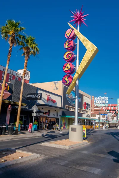 Las Vegas, Nv - November 21, 2016: Fremont Street, a vegas jelentkezzen be pl. kék ég — Stock Fotó