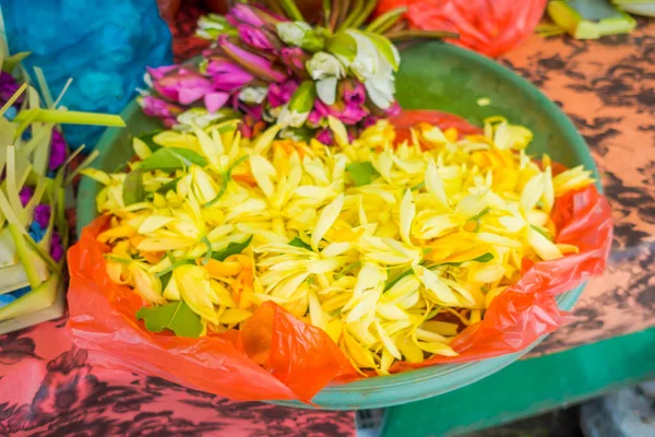 Bir Pazar içinde Endonezya Denpasar şehir içinde bir masaya çiçek tanzimi — Stok fotoğraf