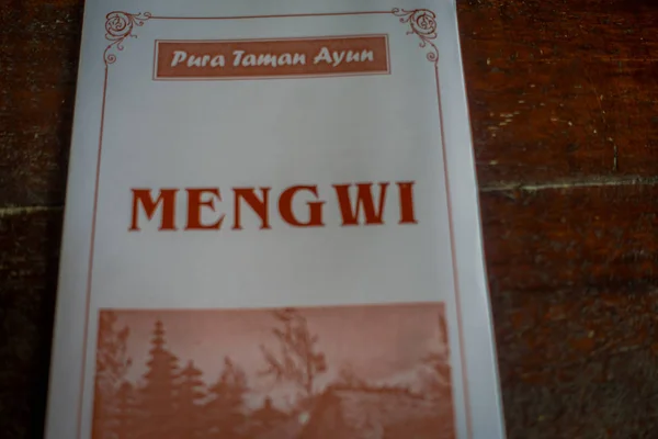 BALI, INDONESIA - MARCH 08, 2017: Tanda informasi kuil Kerajaan Mengwi yang terletak di Mengwi, Bali, Indonesia — Stok Foto