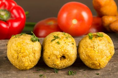 Bolon, bir bulanık domates ve biber arkasında, ahşap bir masa üzerinde bir Ekvador tipik yemekle