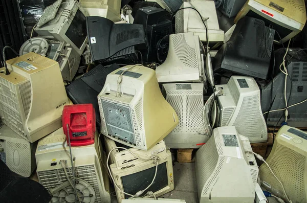 Κοντινό πλάνο της διαλογής μέρη υπολογιστών για ανακύκλωση ηλεκτρονικών — Φωτογραφία Αρχείου