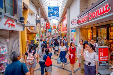 Nara, Japonya - 26 Temmuz 2017: yakın Nara pazarda, Nara, kimliği belirsiz insanlar