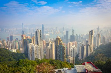 Victoria Peak güzel görünümünden horizont güneşli bir günde mavi gökyüzü ile Hong Kong şehir