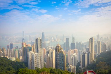 Victoria Peak güzel görünümünden horizont güneşli bir günde mavi gökyüzü ile Hong Kong şehir
