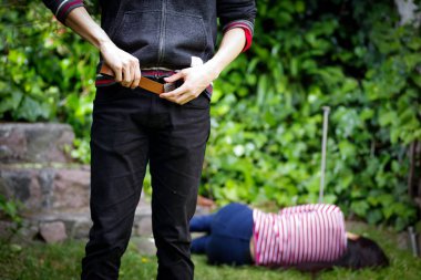 Bir adamın altına tecavüzcü arkasında zemin döşeme kadınla cinsel kötüye sonra ayarlama kapatın. Tecavüz ve cinsel taciz kavramı