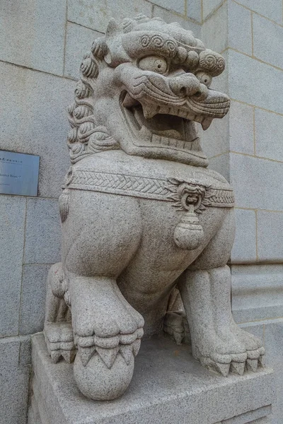 Hong Kong, China - 26 januari 2017: Lion standbeeld, in de buurt van het gebouw van de hoofdzetel van de Hongkong Banking Corporation in de stad van Hong Kong, china — Stockfoto