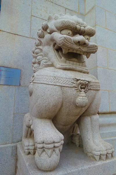 Hong Kong, China - 26 januari 2017: Lion standbeeld, in de buurt van het gebouw van de hoofdzetel van de Hongkong Banking Corporation in de stad van Hong Kong, china — Stockfoto