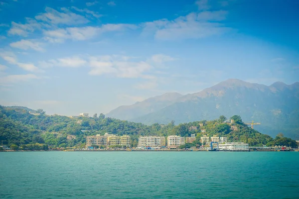 Hermosa vista de la ciudad de mui wo en el horizonte en la ciudad rural, ubicada en la isla de Hong Kong Lantau — Foto de Stock