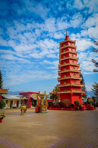 Red Pagoda at Ten Thousand Buddhas Monastery in Sha Tin, Hong Kong, China. — Stock Photo, Image