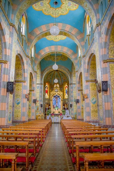QUITO, ECUADOR - 23 DE NOVIEMBRE DE 2016: Interior de la Iglesia de San Roque, con sillas e imágenes espirituales —  Fotos de Stock