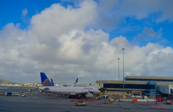 SAN FRANCISCO, CALIFORNIA - 13 DE ABRIL DE 2014: Aviones de United Airlines en la Terminal 3 del Aeropuerto Internacional de San Francisco en un día nublado — Foto de Stock