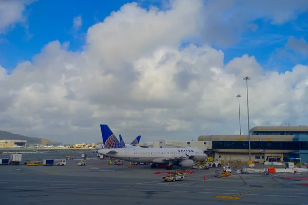 SAN FRANCISCO, CALIFORNIA - 13 DE ABRIL DE 2014: Aviones de United Airlines en la Terminal 3 del Aeropuerto Internacional de San Francisco — Foto de Stock