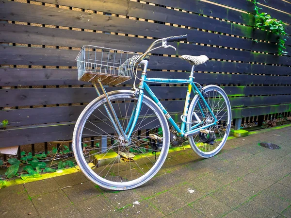 TOKYO, JAPÓN -28 JUN 2017: Bicicleta estacionada al aire libre, ubicada en Tokio — Foto de Stock