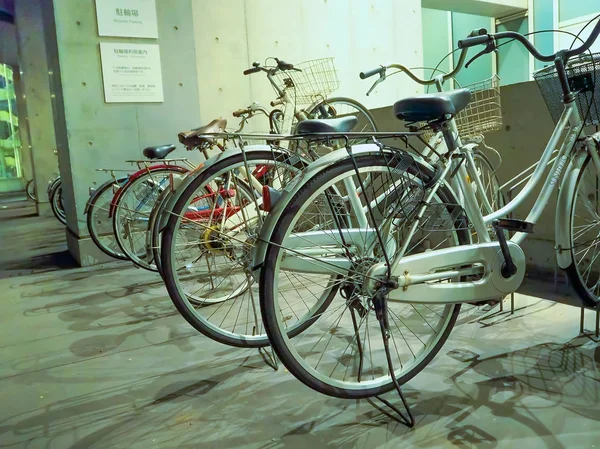 Τόκιο, Ιαπωνία -28 Ιουν 2017: ποδήλατα σε μια σειρά που σταθμεύουν σε εξωτερικούς χώρους, βρίσκεται στο Τόκιο — Φωτογραφία Αρχείου