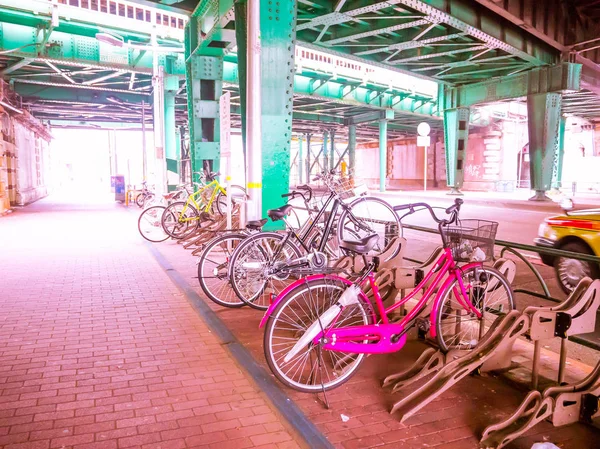 TOKIO, JAPÓN -28 JUN 2017: Bicicletas coloridas en fila estacionadas al aire libre, ubicadas en Tokio — Foto de Stock