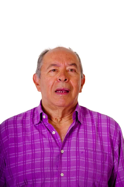 Портрет счастливого взрослого мужчины с открытым ртом и в фиолетовой квадратной футболке на белом фоне — стоковое фото