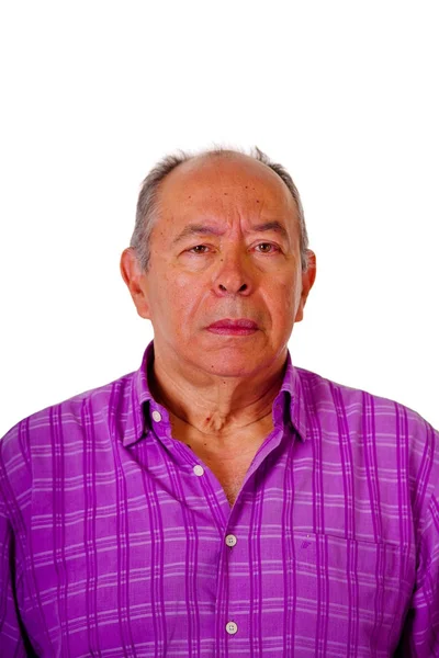 Portret van volwassen man met een paarse vierkant t-shirt in een witte achtergrond — Stockfoto