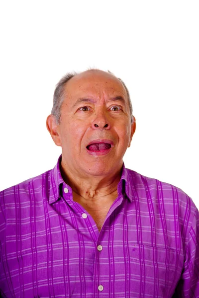 Ritratto di un uomo maturo felice, con la bocca aperta e con una t-shirt quadrata viola su sfondo bianco — Foto Stock