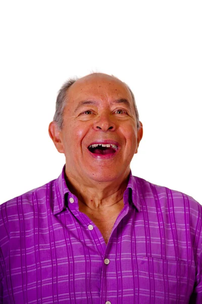 Retrato de un hombre maduro feliz riendo muy fuerte y llevando una camiseta cuadrada púrpura en un fondo blanco —  Fotos de Stock