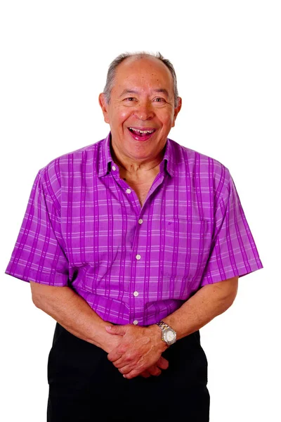 Retrato de anciano sonriente con ambas manos delante, mirando a la cámara y llevando una camiseta cuadrada púrpura en un fondo blanco —  Fotos de Stock
