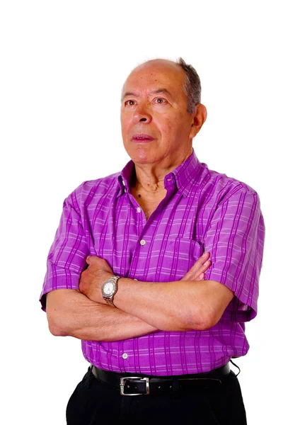 Retrato de un hombre maduro feliz, con los brazos cruzados y llevando una camiseta cuadrada púrpura en un fondo blanco —  Fotos de Stock