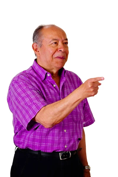 Retrato de um velho feliz, apontando com a mão para algum lugar usando uma camiseta quadrada roxa em um fundo branco — Fotografia de Stock