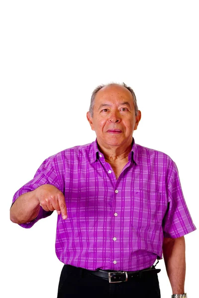 Retrato de um velho feliz, apontando com a mão para baixo e vestindo uma camiseta quadrada roxa em um fundo branco — Fotografia de Stock