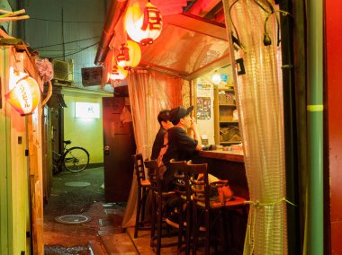 Hakone, Japonya - 02 Temmuz 2017: Gıda, Hakone bölge içinde yer alan için bekleyen bir restoran dışında tanımlanamayan insanlara