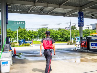 Yufuin, Japonya Haziran 28-2017: yakın benzin istasyonu Yufuin Köyü görünümünü nerede turist hedefinin yerel köy içinde Japon tarzı için arıyor