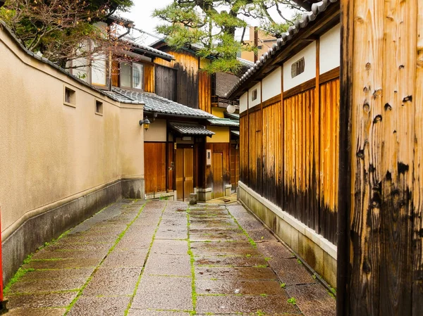 Perto de um caminho molhado na cidade de Higashiyama distrito na primavera em Kyoto — Fotografia de Stock