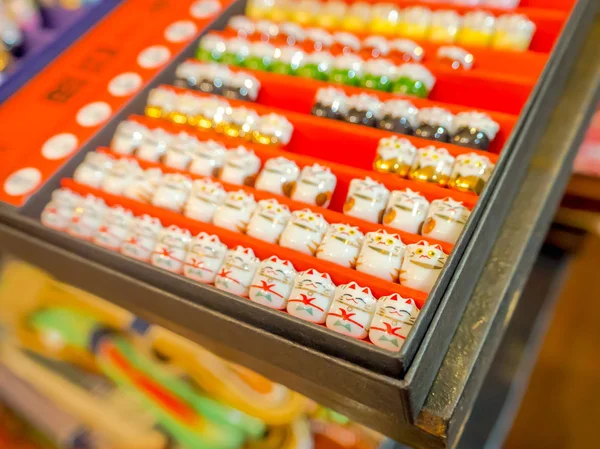 Productos japoneses tradicionales de porcelana japanesse sobre un fondo borroso productos producidos en masa. Enfoque selectivo en una tienda en Hanami Kyoto — Foto de Stock