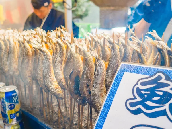 Tokyo, Japan - augustus 5 2017: Japans straat voedsel, vis in een stok in Tokio — Stockfoto
