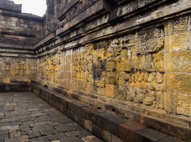 Yogyakarta Java Adası Endonezya yakınındaki Prambanan Tapınağı'nda yolu kafa
