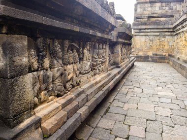 Yogyakarta Java Adası Endonezya yakınındaki Prambanan Tapınağı'nda yolu kafa