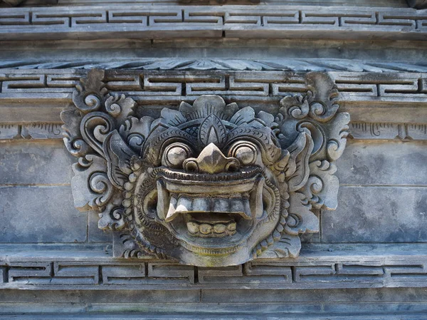 Bali, Indonesië - 11 maart 2017: Close up van een stoned structuur in Uluwatu tempel in Bali eiland, Indonesië — Stockfoto