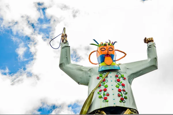 CAYAMBE, ECUADOR - SETTEMBRE 05, 2017: Monumento dell'uomo metallico su un pianeta metallico, situato nella città di Cayambe, Ecuador — Foto Stock