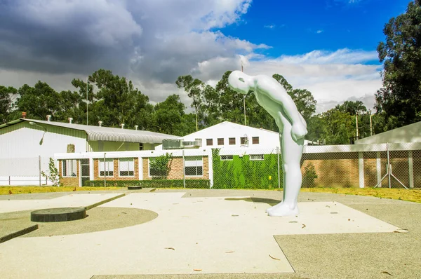 CAYAMBE, ECUADOR - SETTEMBRE 05, 2017: Equator Line Monument, statua dell'uomo lapidato segna il punto attraverso il quale passa l'equatore, Cayambe, Ecuador — Foto Stock